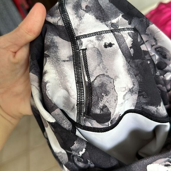 Lululemon Athletica Black Floral Wunder Under High Rise Cropped Legging - Picture 8 of 8